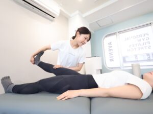ストレッチベッドで脚を伸ばしてもらっている様子