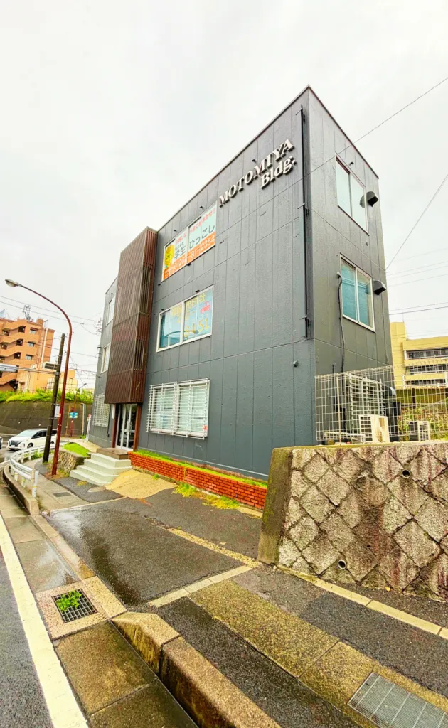 ストレッチアヴニール大津店が入る建物の外観