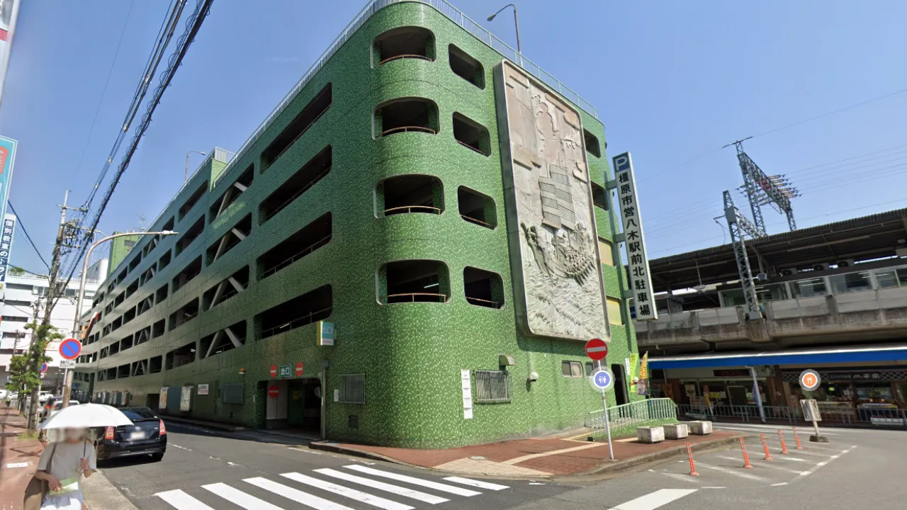 ストレッチアヴニール橿原大和八木店が入るビルの外観